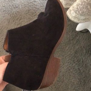 Almost new. Comfortable.1 and 1/2 inch heel.